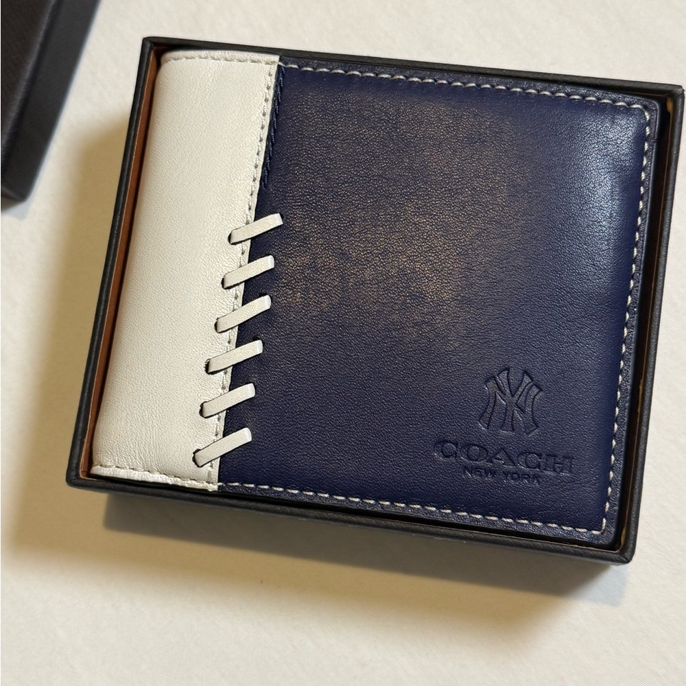 Coach Wallet New York Yankees - Picture 2 of 15